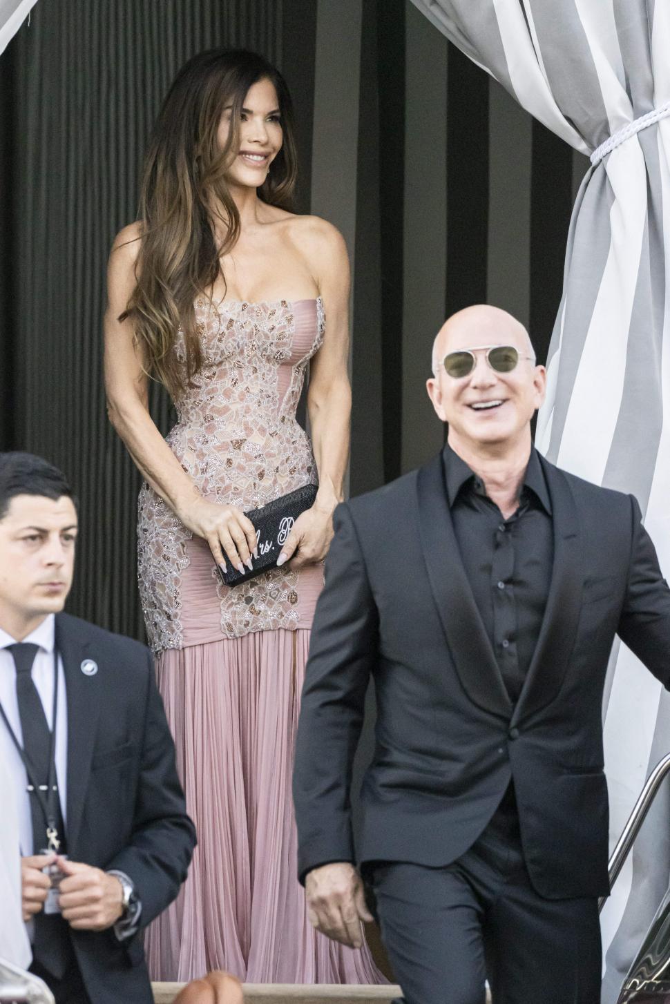După nuntă, Jeff Bezos și Lauren Sanchez au plecat în Croația cu elicopterul pilotat de mireasă. De ce este „amărât” miliardarul 985067