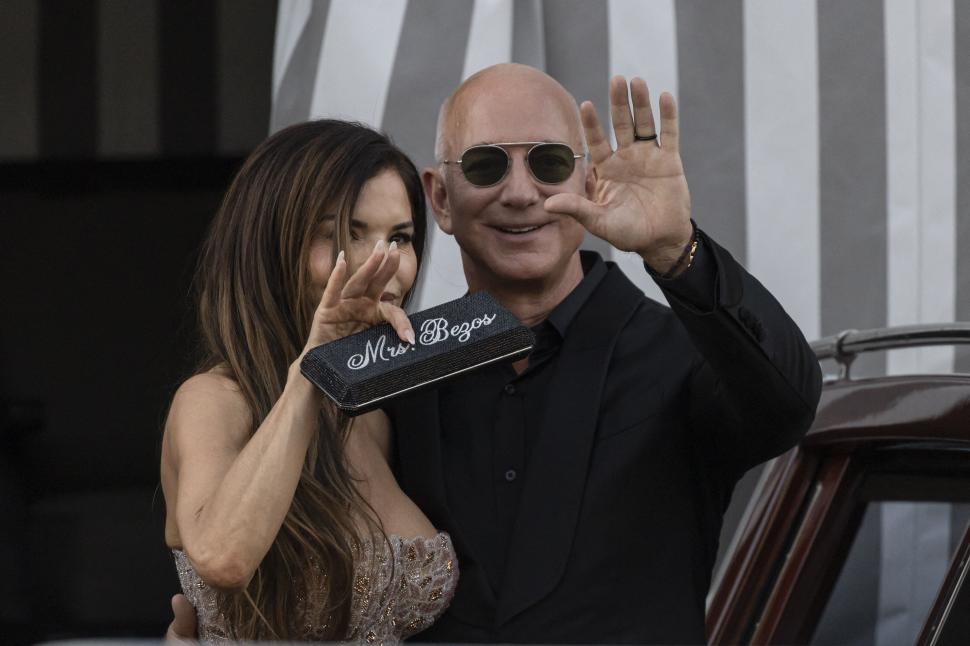 După nuntă, Jeff Bezos și Lauren Sanchez au plecat în Croația cu elicopterul pilotat de mireasă. De ce este „amărât” miliardarul 985072
