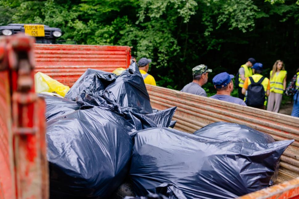 Gesturi simple care contează pentru un viitor mai bun  Peste 15 tone de deșeuri colectate în cadrul campaniei de ecologizare a BAT 985107