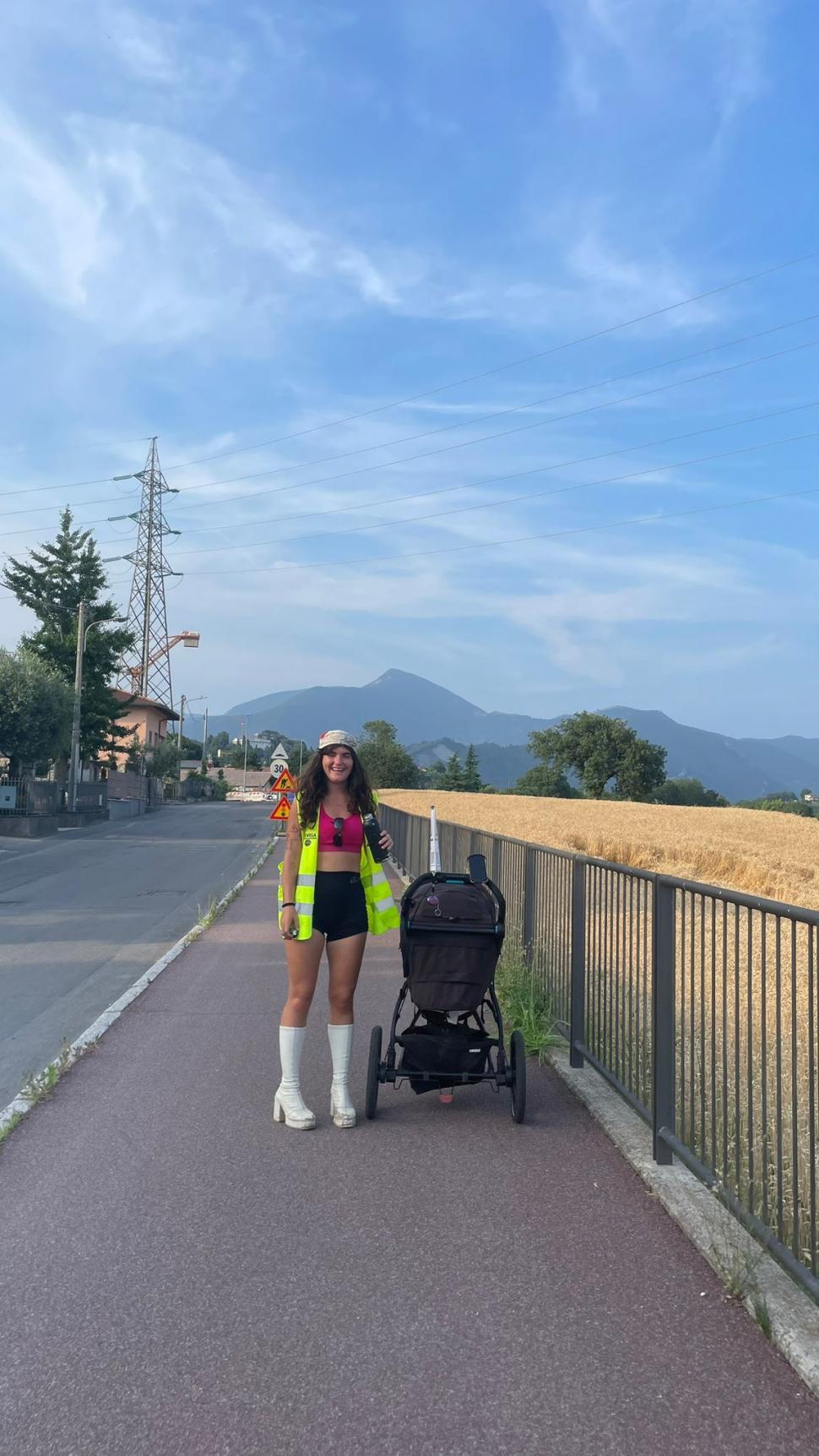 Mii de kilometri pe tocuri: Dora, tânăra care merge din Spania până în România pentru victimele traficului sexual 984582