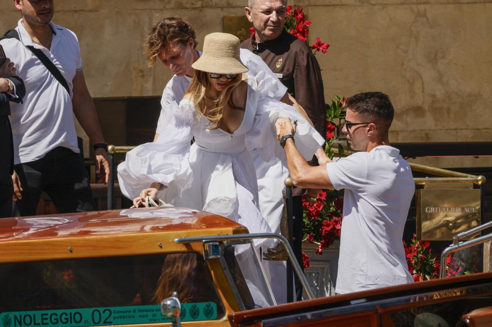 Moment jenant pentru iubita lui DiCaprio la nunta lui Bezos. Vittoria a atras toate privirile după ce rochia i s-a făcut praf 985001