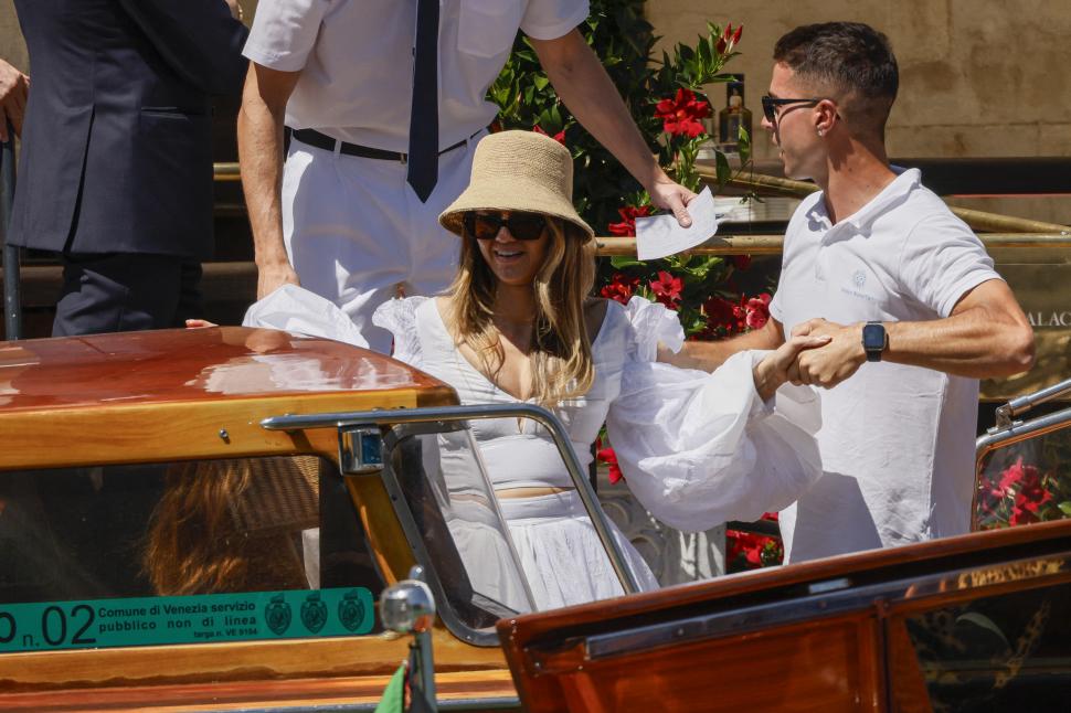 Moment jenant pentru iubita lui DiCaprio la nunta lui Bezos. Vittoria a atras toate privirile după ce rochia i s-a făcut praf 985003