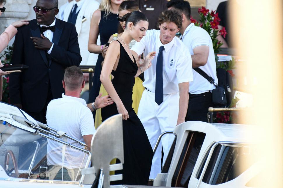 Moment jenant pentru iubita lui DiCaprio la nunta lui Bezos. Vittoria a atras toate privirile după ce rochia i s-a făcut praf 985007