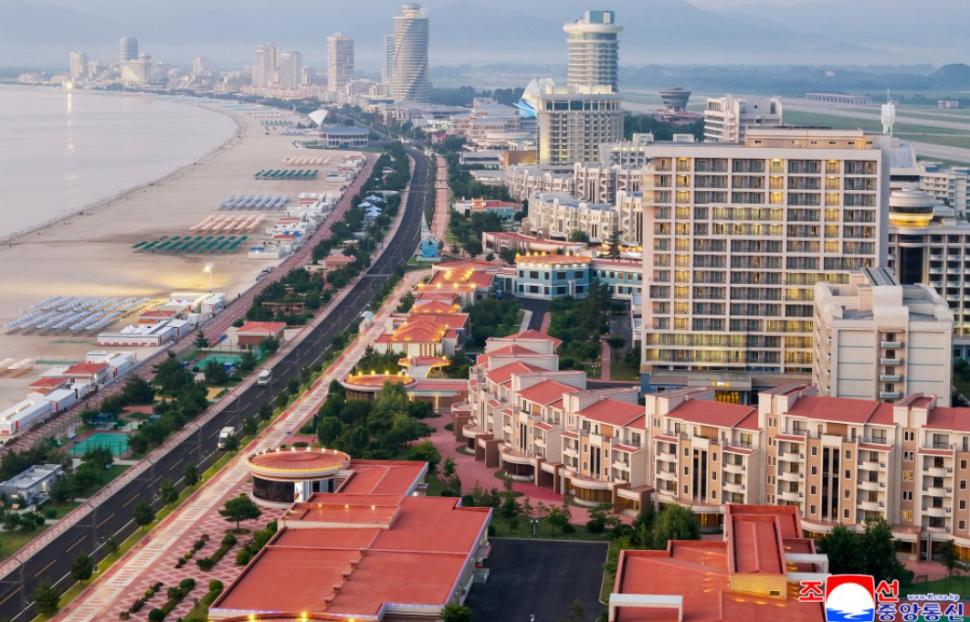 Prețul ireal al unei vacanțe la mare în Coreea de Nord, în resortul inaugurat de Kim Jong Un. Turiștii vor avea ghid și la plajă 985182