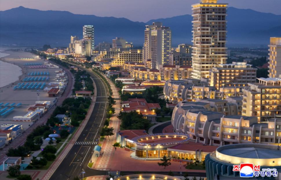 Prețul ireal al unei vacanțe la mare în Coreea de Nord, în resortul inaugurat de Kim Jong Un. Turiștii vor avea ghid și la plajă 985186