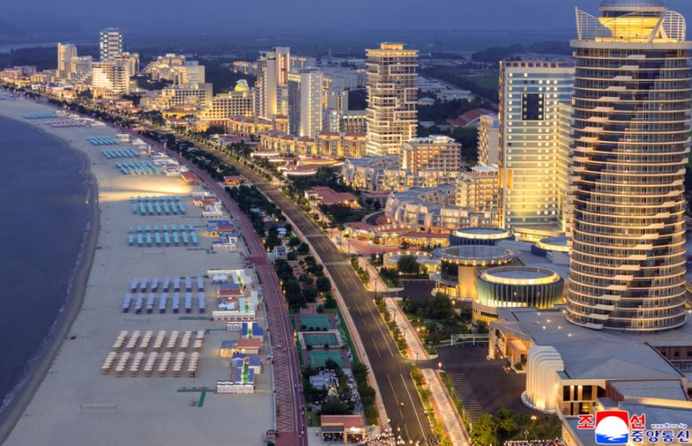 Prețul ireal al unei vacanțe la mare în Coreea de Nord, în resortul inaugurat de Kim Jong Un. Turiștii vor avea ghid și la plajă 985188