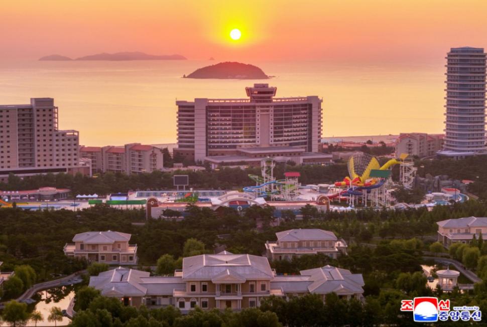 Prețul ireal al unei vacanțe la mare în Coreea de Nord, în resortul inaugurat de Kim Jong Un. Turiștii vor avea ghid și la plajă 985193