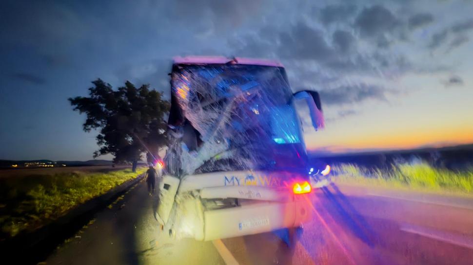 Un mort și cinci răniți după ce un microbuz și un autocar s-au izbit pe E85/DN2. Pompierii au activat Planul Roșu de Intervenție 984931