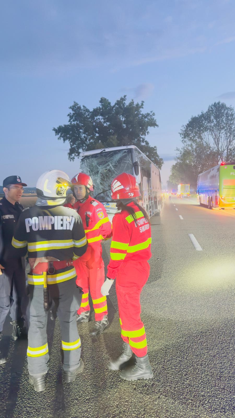 Un mort și cinci răniți după ce un microbuz și un autocar s-au izbit pe E85/DN2. Pompierii au activat Planul Roșu de Intervenție 984932