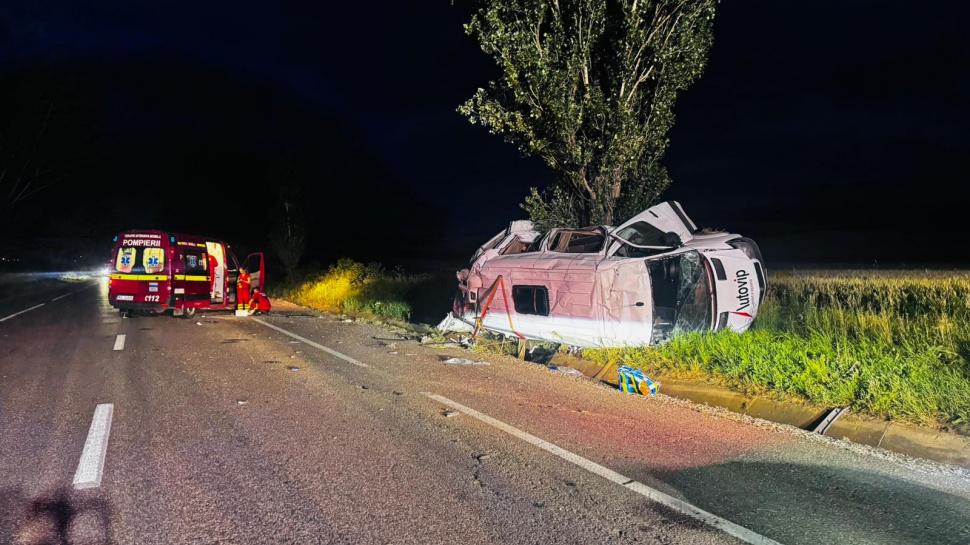 Un mort și cinci răniți după ce un microbuz și un autocar s-au izbit pe E85/DN2. Pompierii au activat Planul Roșu de Intervenție 984935