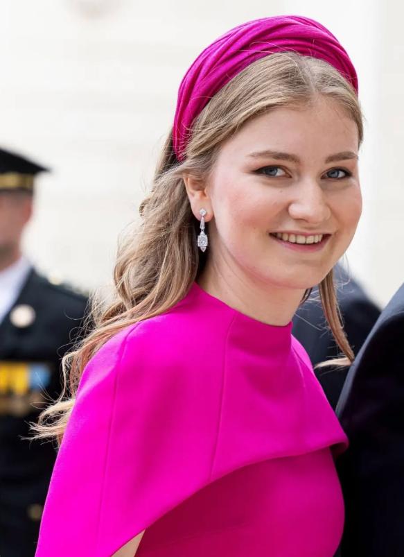 Câteva prințese europene și-au făcut grup pe WhatsApp ca să vorbească între ele. Pe Leonor a Spaniei n-a lăsat-o mama să intre în chat 985455