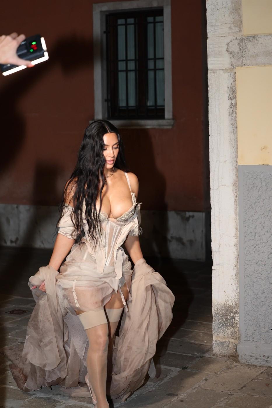 Cea mai șocantă apariție la nunta lui Jeff Bozos cu Lauren Sanchez. Cum s-a îmbrăcat Kim Kardashian în ultima noapte de petreceri 985466