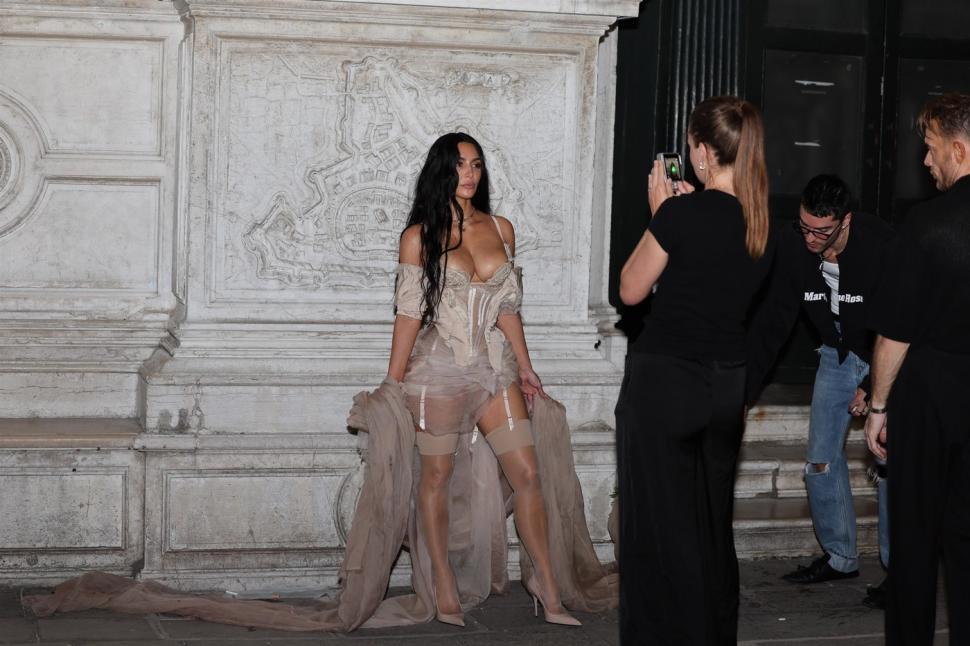 Cea mai șocantă apariție la nunta lui Jeff Bozos cu Lauren Sanchez. Cum s-a îmbrăcat Kim Kardashian în ultima noapte de petreceri 985467