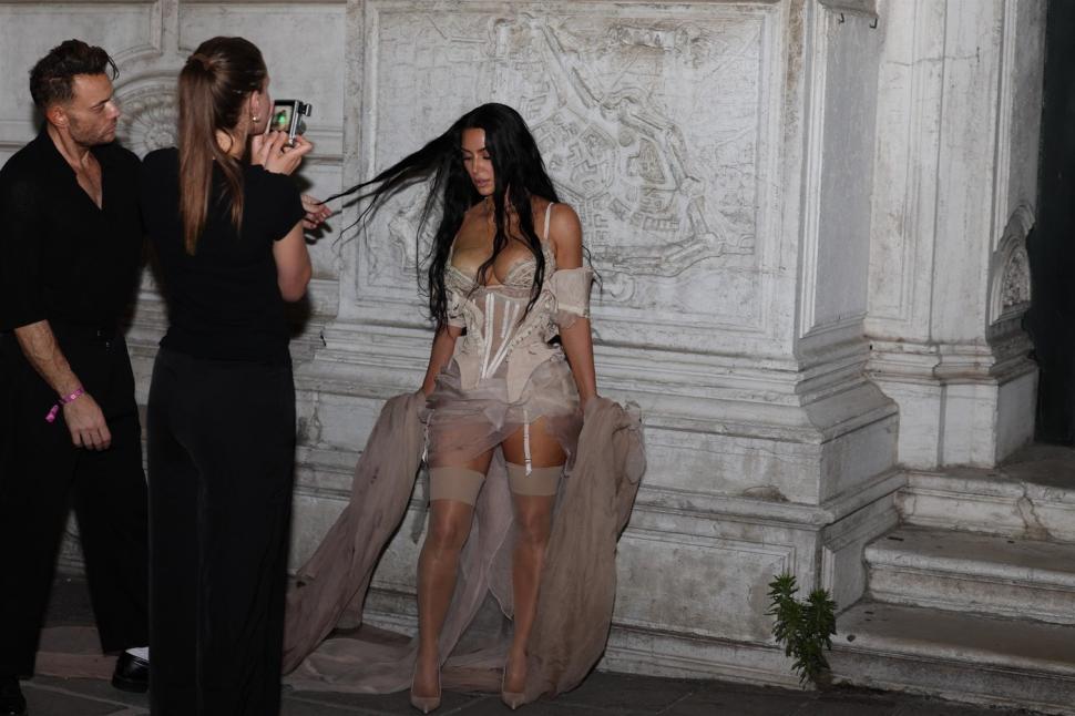 Cea mai șocantă apariție la nunta lui Jeff Bozos cu Lauren Sanchez. Cum s-a îmbrăcat Kim Kardashian în ultima noapte de petreceri 985468