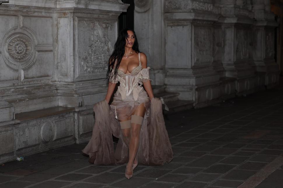 Cea mai șocantă apariție la nunta lui Jeff Bozos cu Lauren Sanchez. Cum s-a îmbrăcat Kim Kardashian în ultima noapte de petreceri 985469