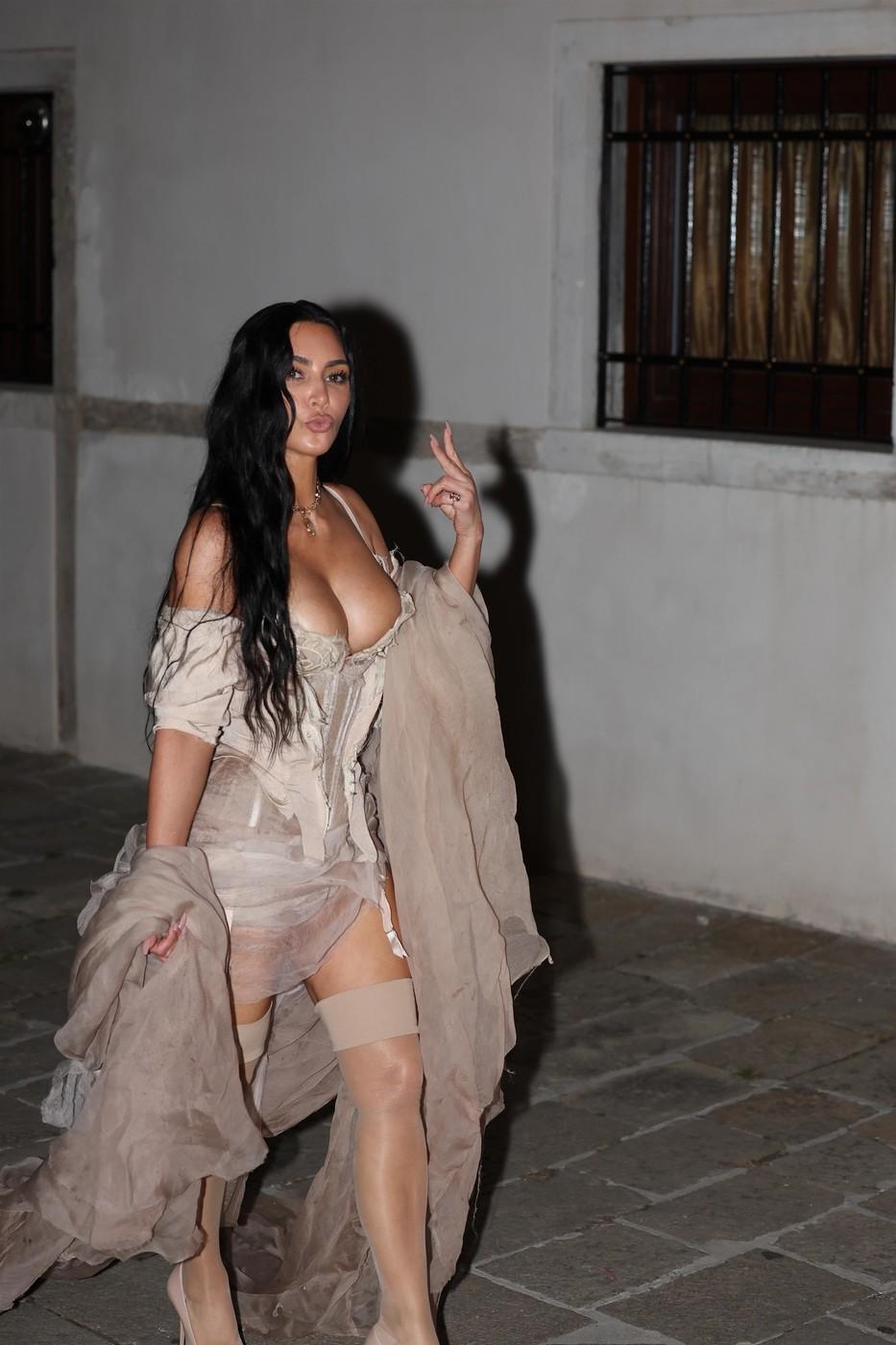 Cea mai șocantă apariție la nunta lui Jeff Bozos cu Lauren Sanchez. Cum s-a îmbrăcat Kim Kardashian în ultima noapte de petreceri 985475