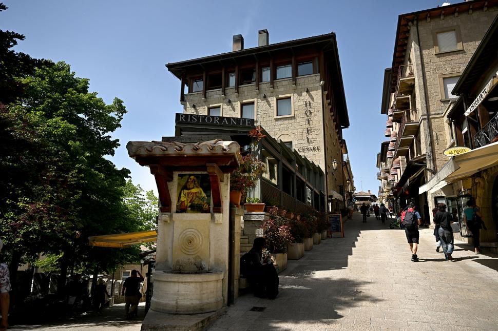 Un oraș cocoțat în vârful unui munte este, de fapt, una dintre cele mai mici și mai neobișnuite țări din Europa 985239