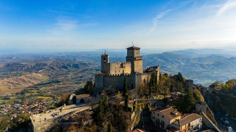 Un oraș cocoțat în vârful unui munte este, de fapt, una dintre cele mai mici și mai neobișnuite țări din Europa 985240