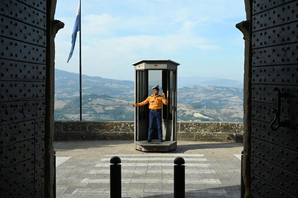 Un oraș cocoțat în vârful unui munte este, de fapt, una dintre cele mai mici și mai neobișnuite țări din Europa 985241