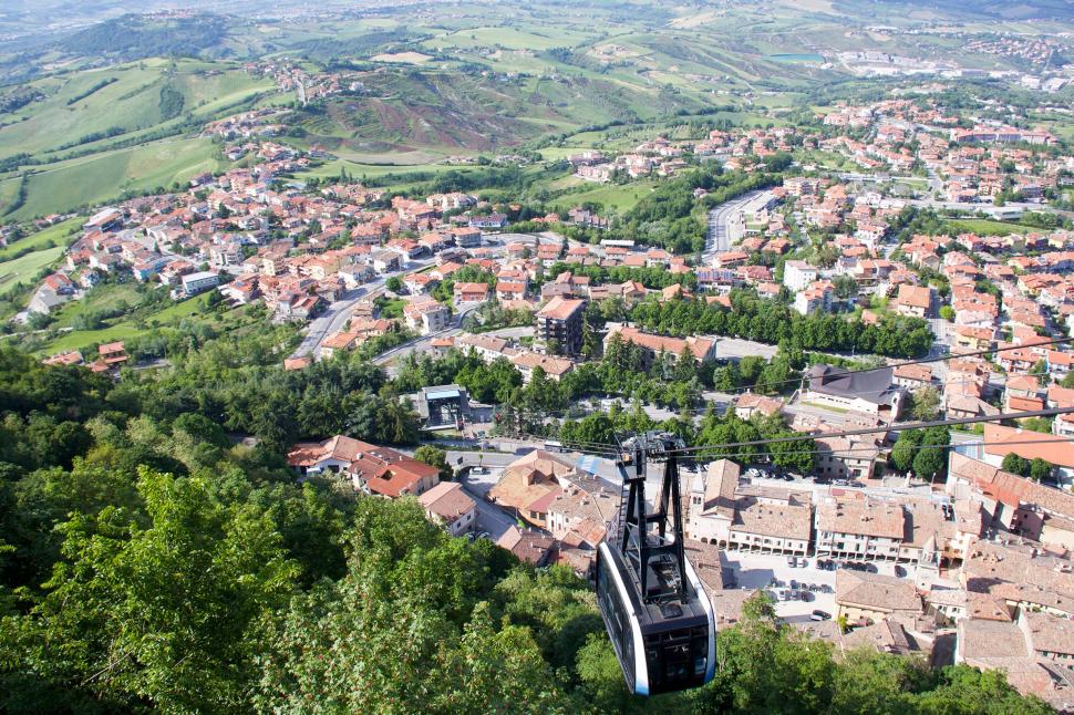 Un oraș cocoțat în vârful unui munte este, de fapt, una dintre cele mai mici și mai neobișnuite țări din Europa 985242