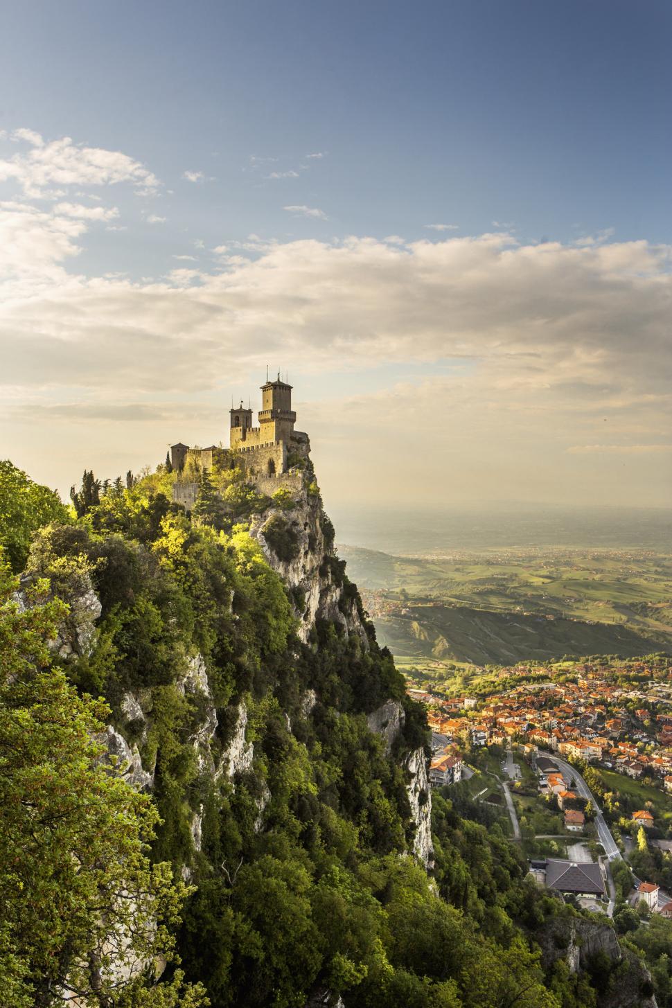 Un oraș cocoțat în vârful unui munte este, de fapt, una dintre cele mai mici și mai neobișnuite țări din Europa 985247