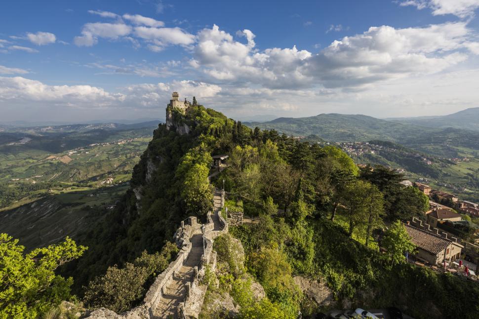 Un oraș cocoțat în vârful unui munte este, de fapt, una dintre cele mai mici și mai neobișnuite țări din Europa 985248