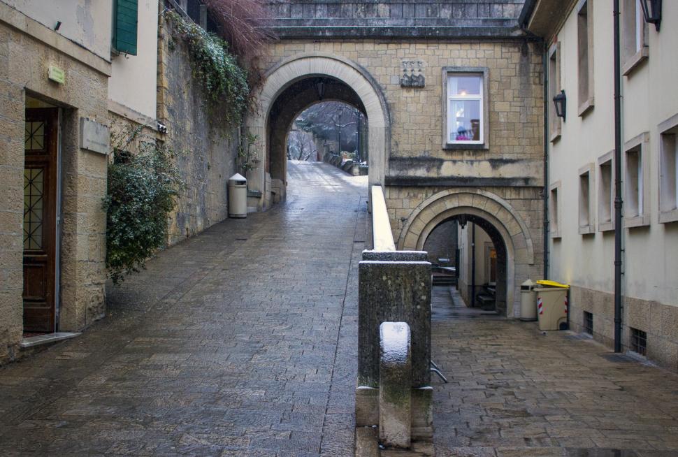 Un oraș cocoțat în vârful unui munte este, de fapt, una dintre cele mai mici și mai neobișnuite țări din Europa 985252