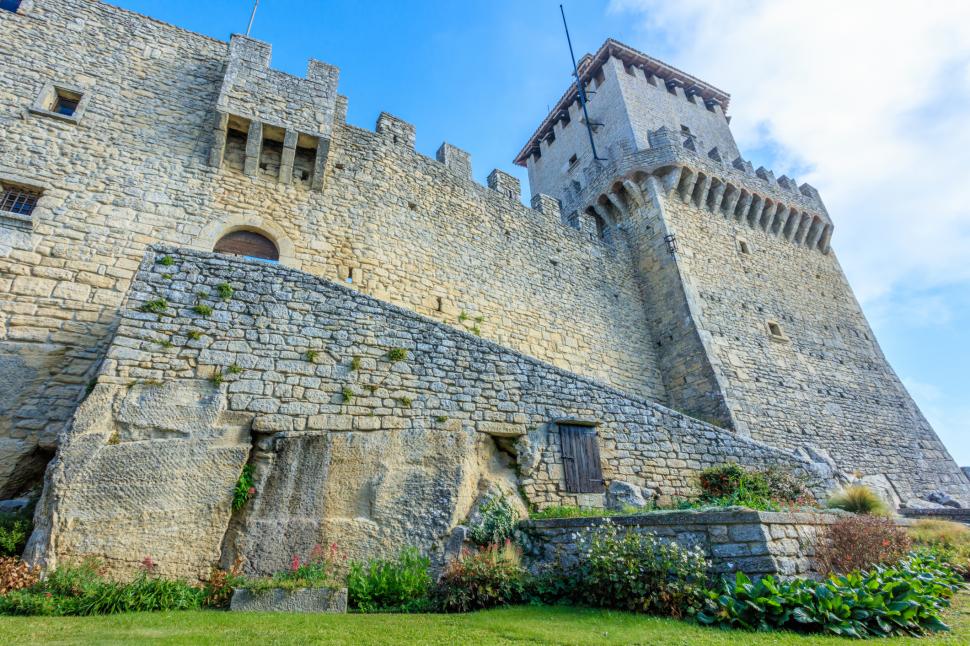 Un oraș cocoțat în vârful unui munte este, de fapt, una dintre cele mai mici și mai neobișnuite țări din Europa 985257