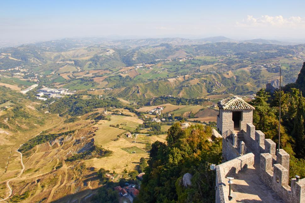 Un oraș cocoțat în vârful unui munte este, de fapt, una dintre cele mai mici și mai neobișnuite țări din Europa 985258