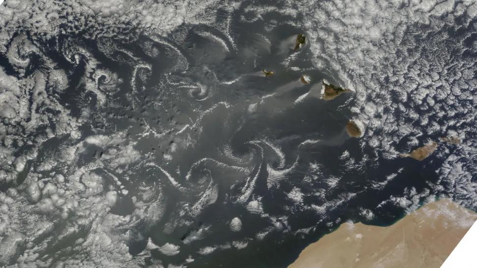 Vârtejuri de nori se rotesc pe 6 insule din Europa: O fotografie din satelit a surprins „vortexuri von Kármán” extrem de rare 985427