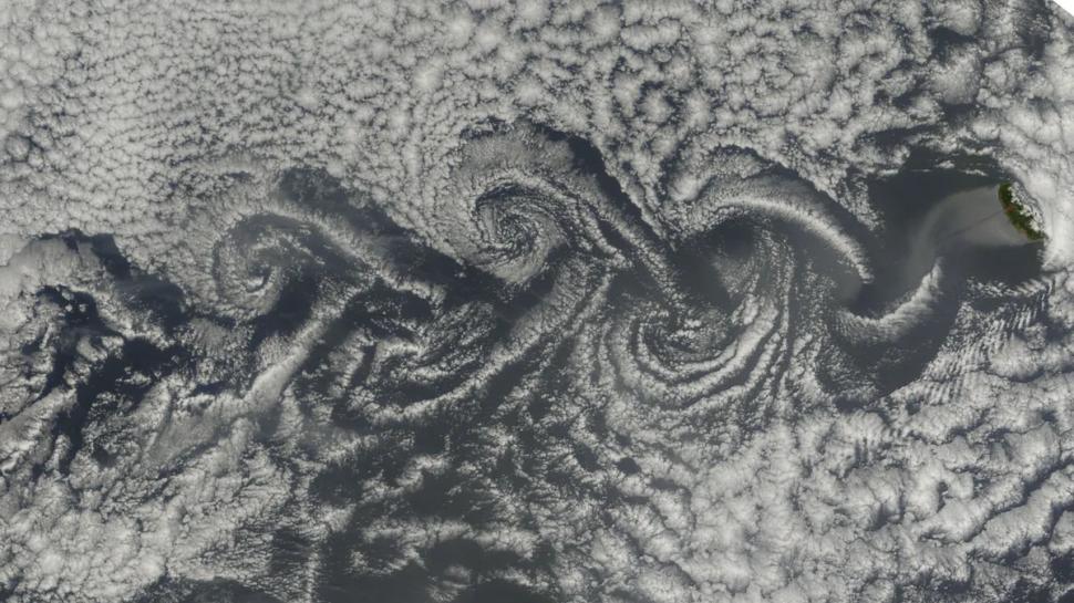 Vârtejuri de nori se rotesc pe 6 insule din Europa: O fotografie din satelit a surprins „vortexuri von Kármán” extrem de rare 985428