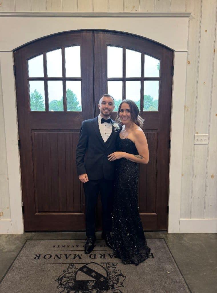 Cerere în căsătorie în fața tornadei: Doi „vânători de furtuni” au ajuns virali după ce s-au logodit într-o scenă „absolut incredibilă” 985991