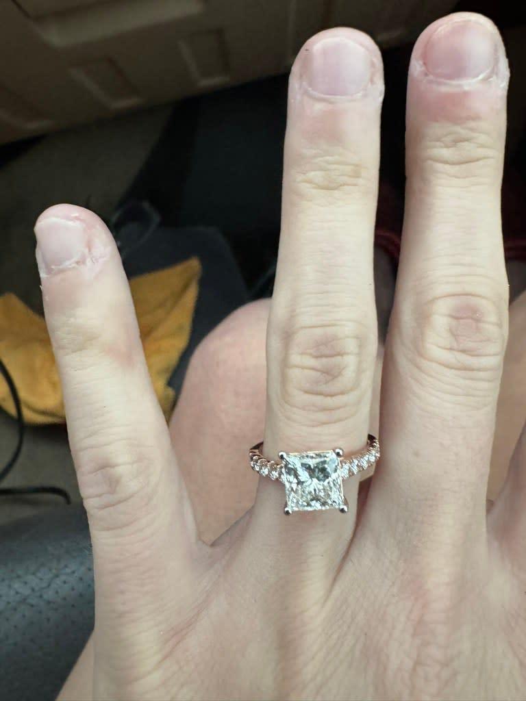 Cerere în căsătorie în fața tornadei: Doi „vânători de furtuni” au ajuns virali după ce s-au logodit într-o scenă „absolut incredibilă” 985992