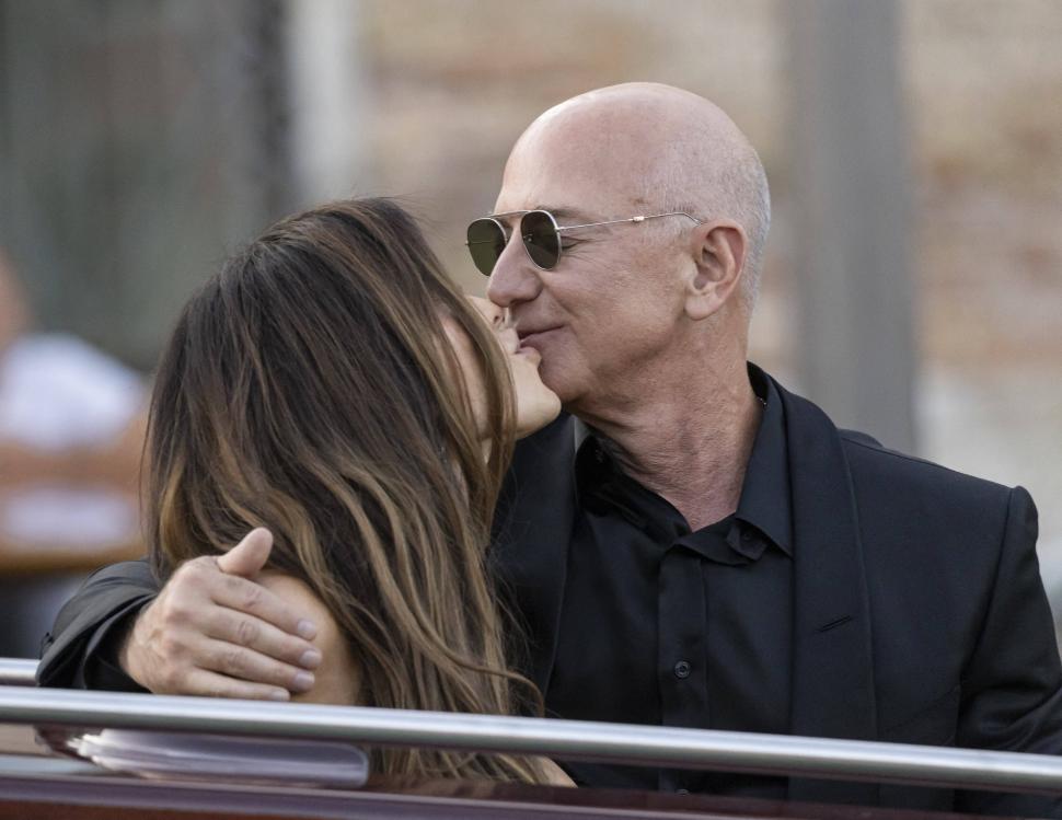 Jeff Bezos şi Lauren Sanchez îşi petrec luna de miere tot în Italia. Cum arată hotelul în care sunt cazați VIDEO 985827