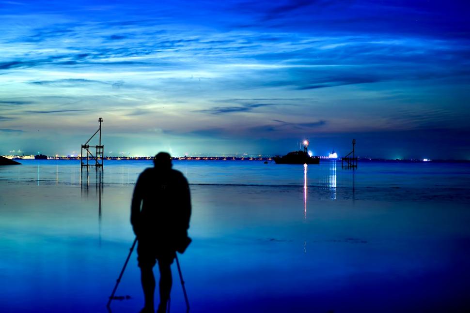 Spectacol rar, pe cer. Imagini spectaculoase cu nori noctilucenți care au luminat coasta sudică a Angliei 985745
