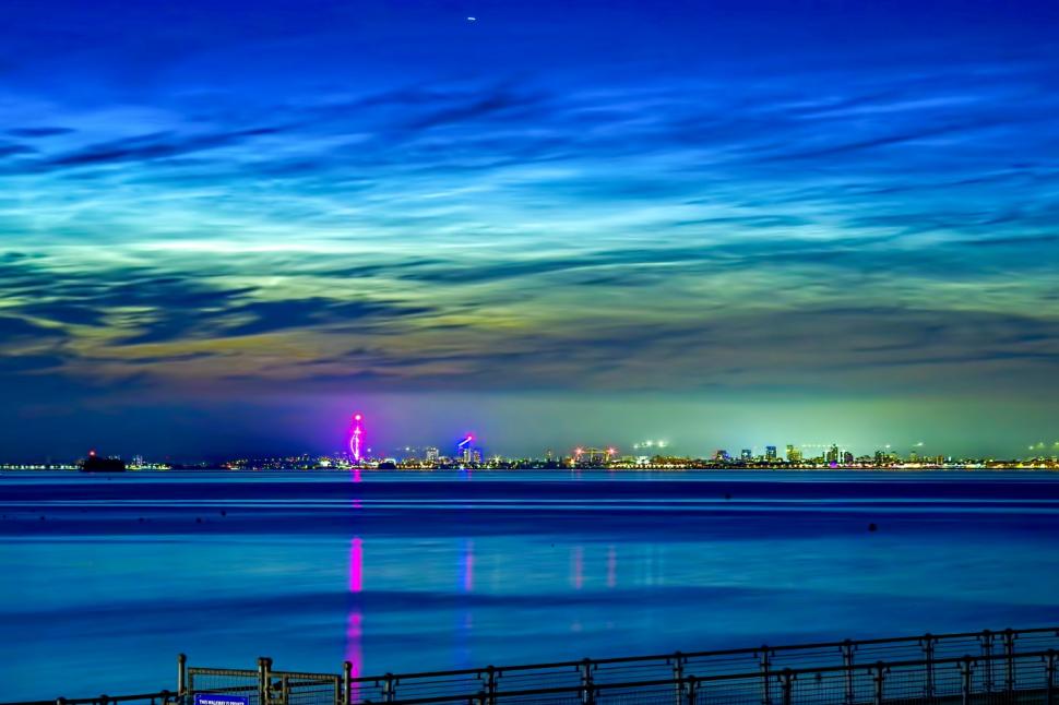 Spectacol rar, pe cer. Imagini spectaculoase cu nori noctilucenți care au luminat coasta sudică a Angliei 985746