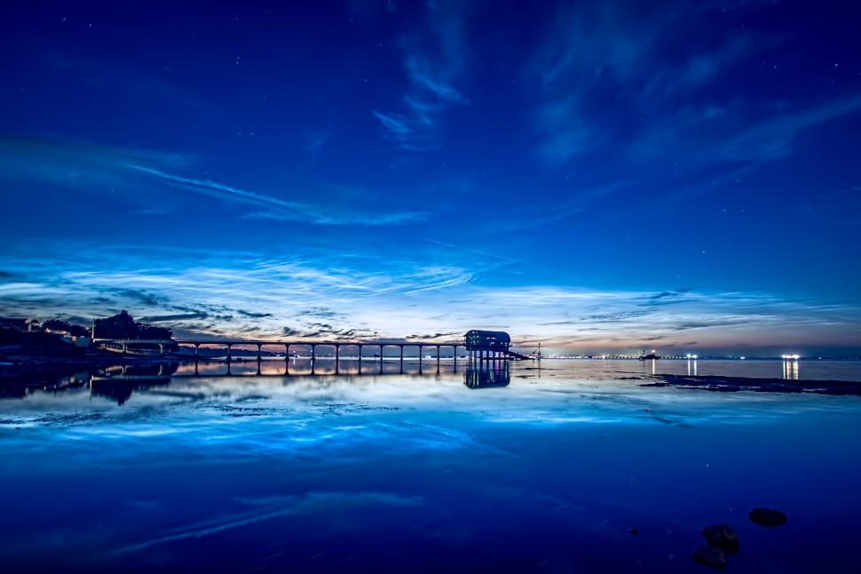 Spectacol rar, pe cer. Imagini spectaculoase cu nori noctilucenți care au luminat coasta sudică a Angliei 985747