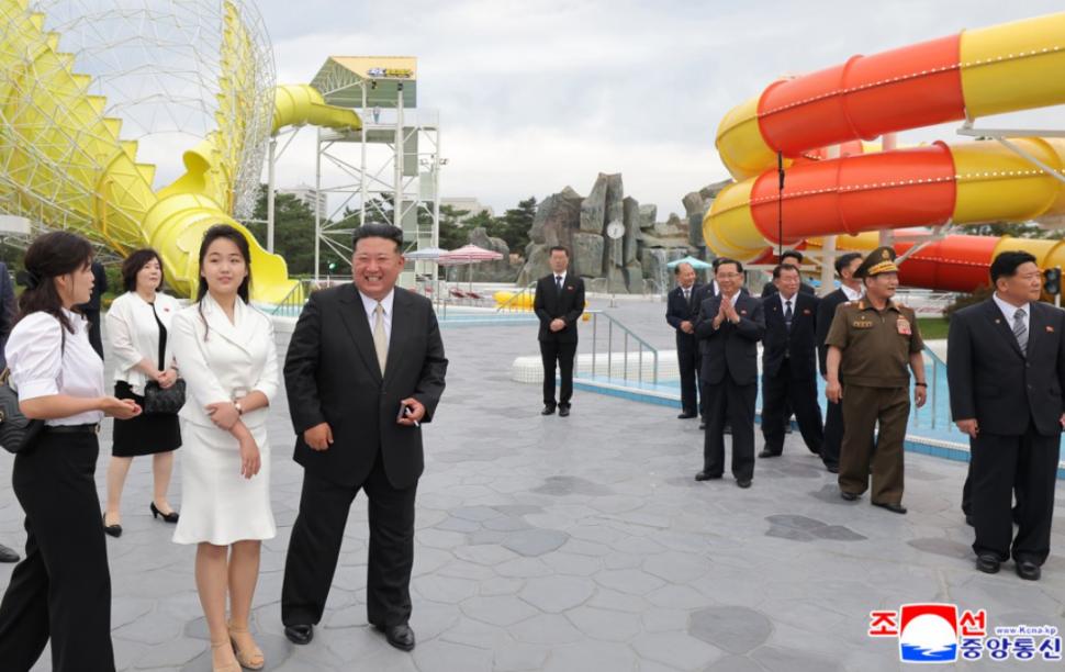 Cum se distrează nord-coreenii în stațiunea de la mare tocmai inaugurată de Kim Jong Un. Au apărut primele imagini aprobate de Phenian 986013