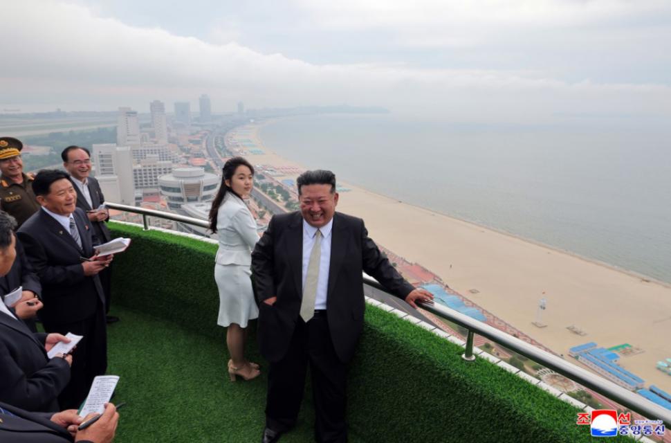 Cum se distrează nord-coreenii în stațiunea de la mare tocmai inaugurată de Kim Jong Un. Au apărut primele imagini aprobate de Phenian 986017