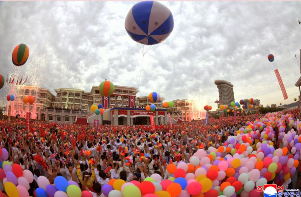 Cum se distrează nord-coreenii în stațiunea de la mare tocmai inaugurată de Kim Jong Un. Au apărut primele imagini aprobate de Phenian 986026