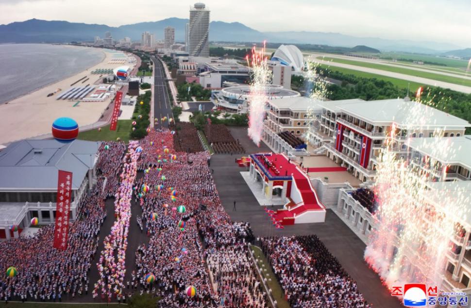 Cum se distrează nord-coreenii în stațiunea de la mare tocmai inaugurată de Kim Jong Un. Au apărut primele imagini aprobate de Phenian 986028