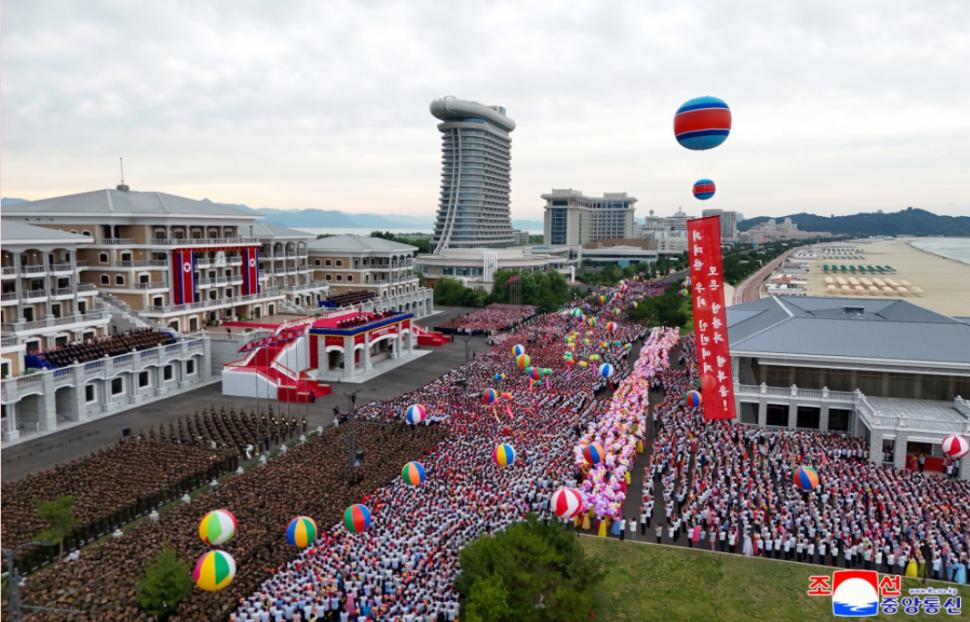 Cum se distrează nord-coreenii în stațiunea de la mare tocmai inaugurată de Kim Jong Un. Au apărut primele imagini aprobate de Phenian 986029