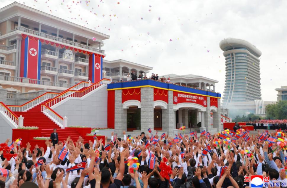 Cum se distrează nord-coreenii în stațiunea de la mare tocmai inaugurată de Kim Jong Un. Au apărut primele imagini aprobate de Phenian 986031