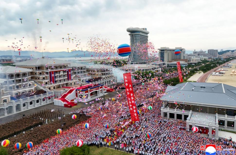 Cum se distrează nord-coreenii în stațiunea de la mare tocmai inaugurată de Kim Jong Un. Au apărut primele imagini aprobate de Phenian 986032