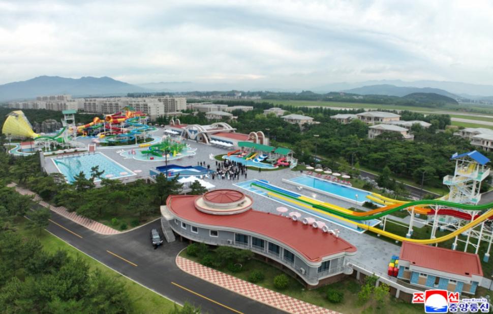 Cum se distrează nord-coreenii în stațiunea de la mare tocmai inaugurată de Kim Jong Un. Au apărut primele imagini aprobate de Phenian 986033