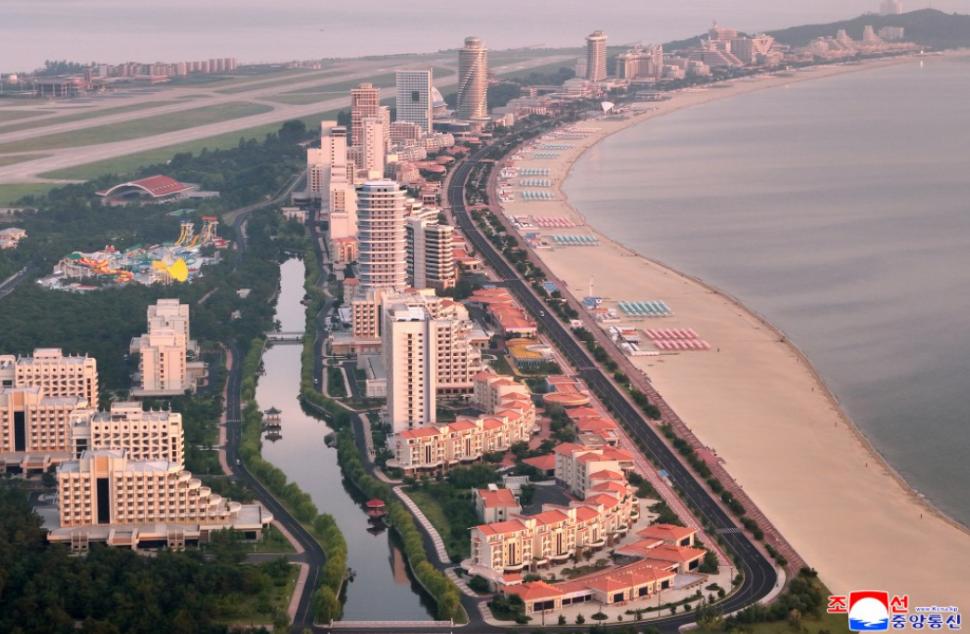 Cum se distrează nord-coreenii în stațiunea de la mare tocmai inaugurată de Kim Jong Un. Au apărut primele imagini aprobate de Phenian 986034