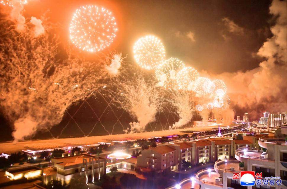 Cum se distrează nord-coreenii în stațiunea de la mare tocmai inaugurată de Kim Jong Un. Au apărut primele imagini aprobate de Phenian 986038