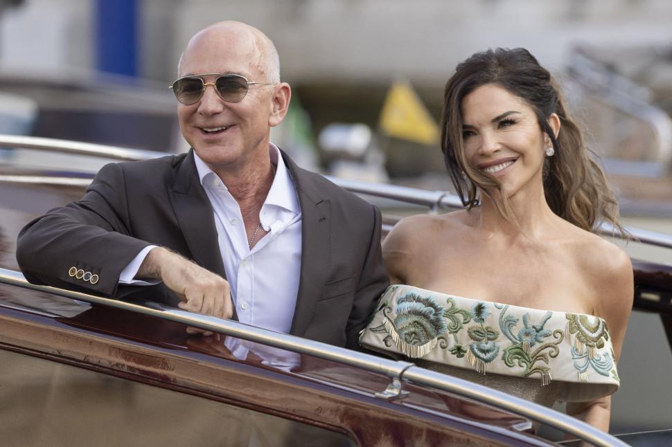 Nunta lui Jeff Bezos de la Veneţia. Incidentele nevăzute: o rochie furată, o ţinută a luat foc şi intruşi la ceremonia religioasă 986287