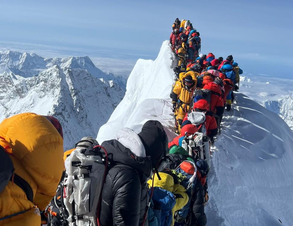 VIDEO Cozi pe Everest, la o altitudine de peste 8.800 de metri. Ce greşeală fac alpiniştii 985931