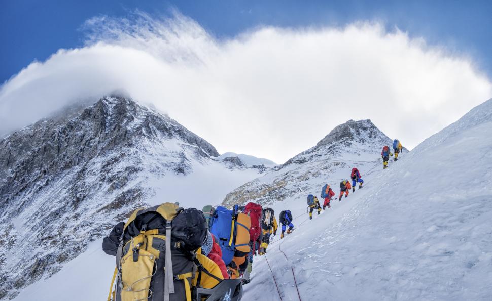 VIDEO Cozi pe Everest, la o altitudine de peste 8.800 de metri. Ce greşeală fac alpiniştii 985934